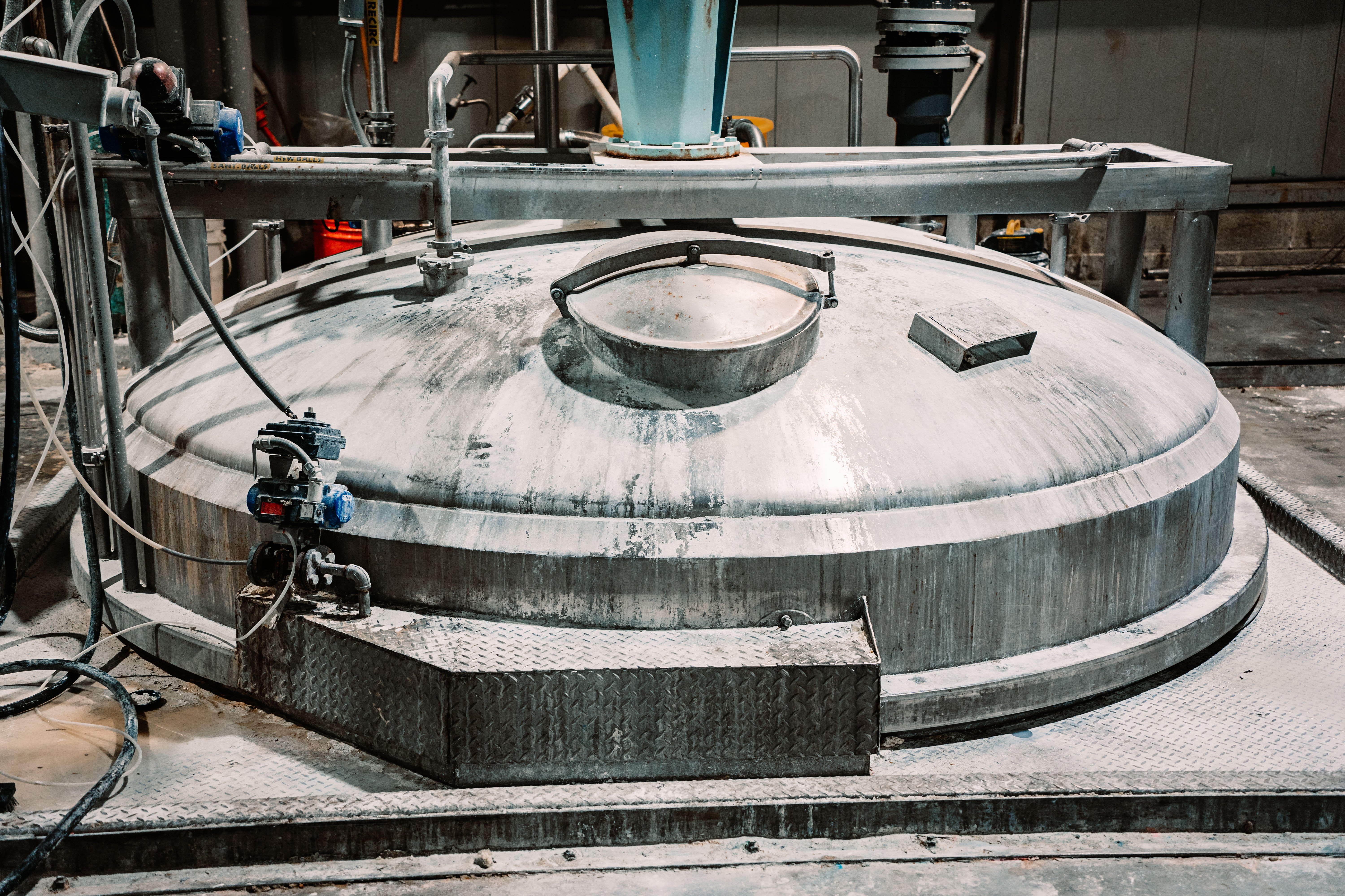 Industrial chemical blending tank for integrated packaging